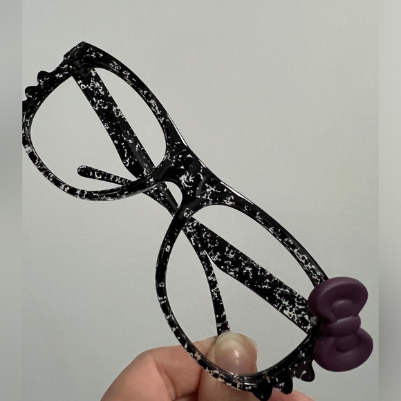 Hello Kitty Plastic Frames with Interchangeable Bows - Picture 4 of 5